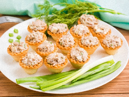 Солени тарталети с пълнеж от кремообразна пилешка салата - снимка на рецептата
